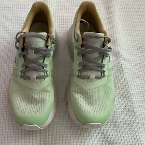 On Women’s Cloud pulse training shoes
